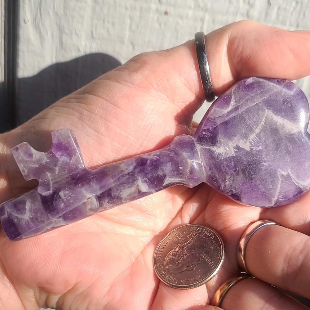 Large & lovely floral Amethyst crystal key - Picture 4 of 6